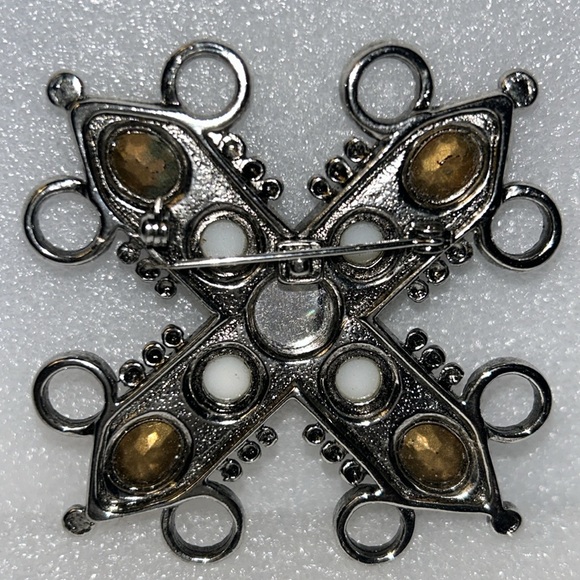 Vintage Silver Tone Brooch with pearls, green,red stones roll over  clasp 3"X3" - Picture 9 of 11